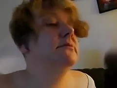 Mature avec des seins énormes naturels suce et avale tout