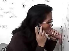 Gloryhole dans les toilettes pour asian chick