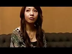 Épouse de célébrité devient accro à la jeune hôte...