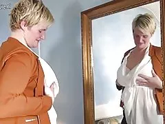 Cornées néerlandais jouant avec son jouet