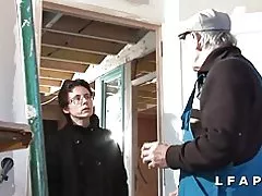 Mature francaise grave sodomisee dans un gangbang avec papy