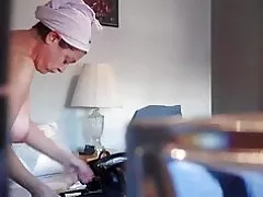 Tante nue cam cachée