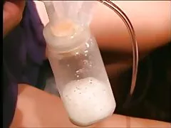 Sexy poil long latina pompes double le lait de ses seins gonflés