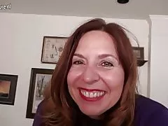 Coquine maman américaine jouant avec elle-même